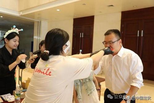 集体吃瓜照片,共享美食，共度美好时光