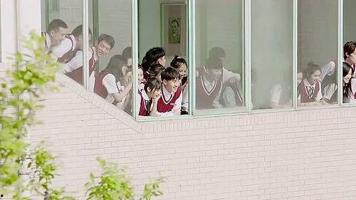 老师恋爱全班吃瓜,老师恋情引爆全班“吃瓜”热潮