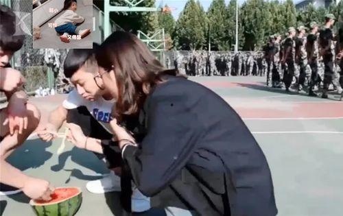 女生军训吃瓜视频,女生宿舍里的欢乐时光