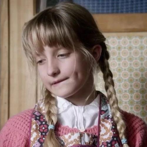 女娃娃吃瓜头像