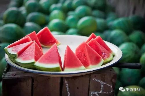 商场吃西瓜大会放肆吃瓜,商场西瓜大会，尽享清凉盛宴