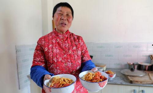 青州吃瓜大嫂,大嫂热情迎客  第3张